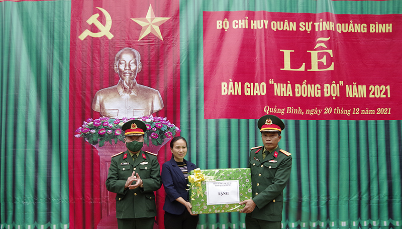 Bàn giao "Nhà đồng đội" cho quân nhân khó khăn
