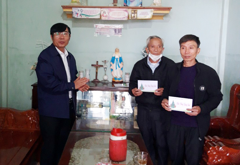Bố Trạch: Thăm, chúc mừng các giáo dân tiêu biểu