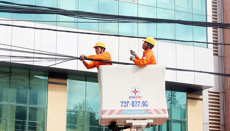Chỉnh trang cáp thông tin trên hệ thống cột điện