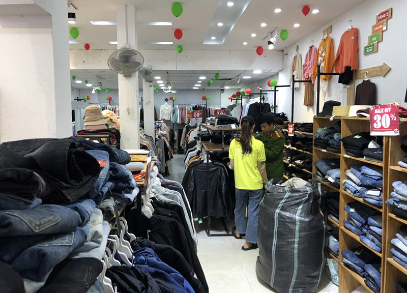 Phát hiện, xử lý cửa hàng thời trang kinh doanh quần, áo không rõ nguồn gốc xuất xứ
