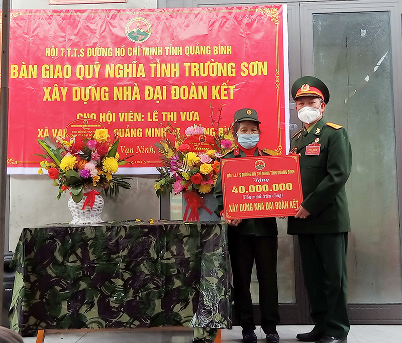 Bàn giao nhà Đại đoàn kết cho hộ nghèo