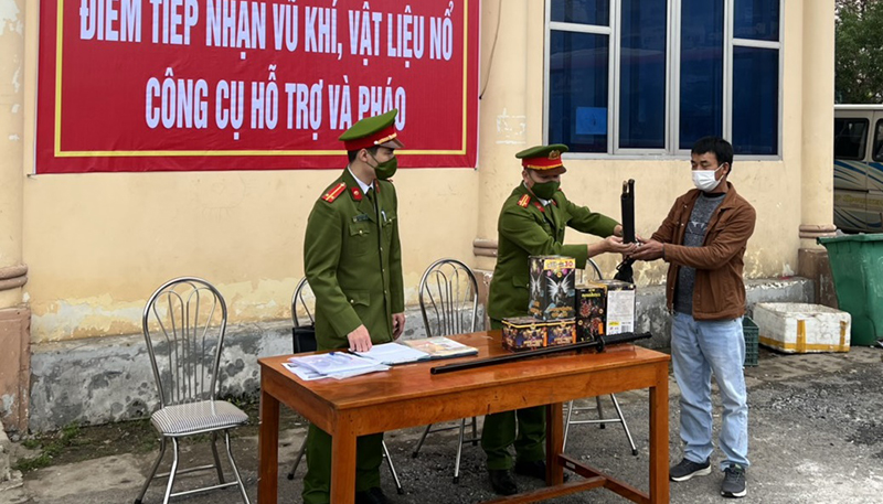 Tuyên truyền pháp luật về vũ khí, vật liệu nổ tại Bến xe Nam Lý