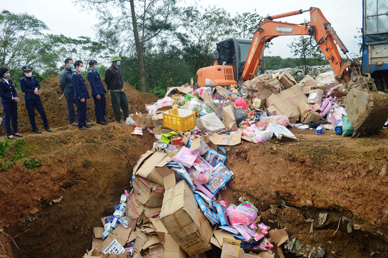 Tiêu hủy hơn 117.000 sản phẩm hàng hóa vi phạm hành chính bị tịch thu