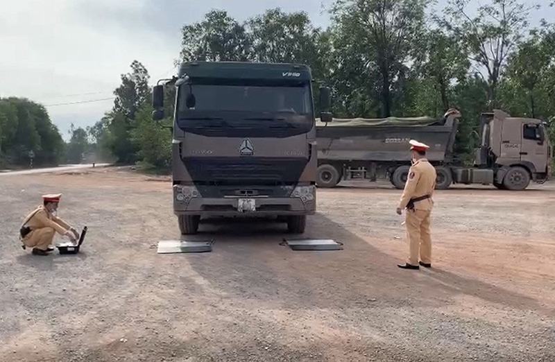 Mạnh tay xử lý xe chở hàng quá tải trọng