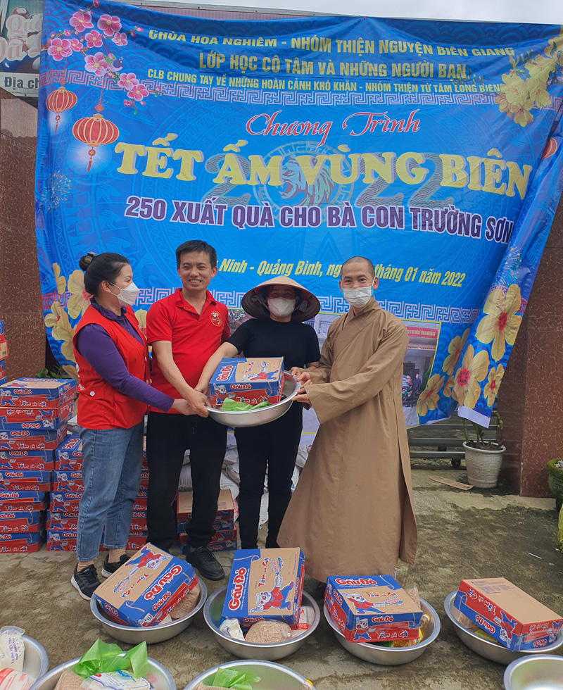 Trao quà cho bà con Vân Kiều xã Trường Sơn