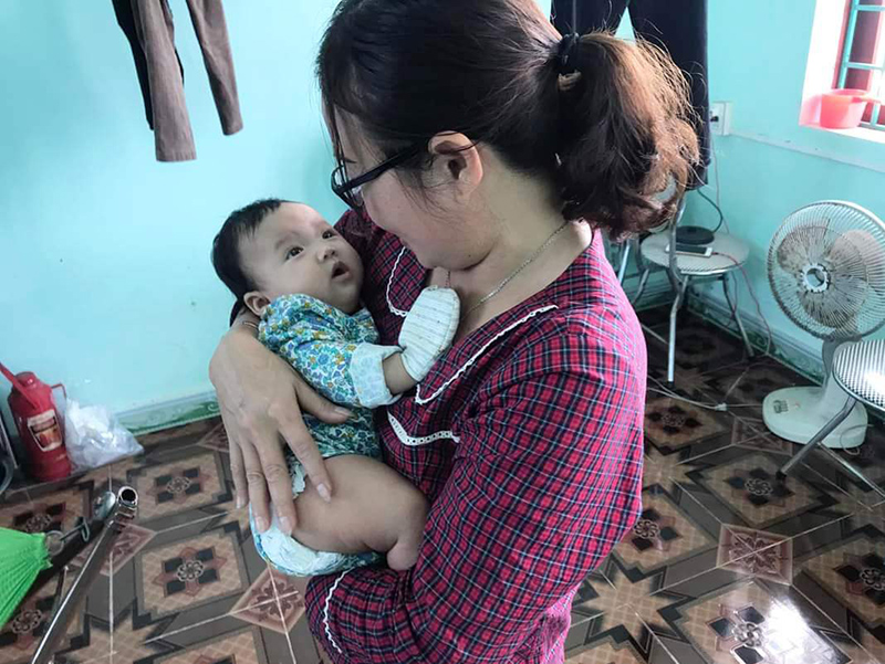 Bé gái khoảng 3 tháng tuổi bị bỏ rơi tại gốc cây