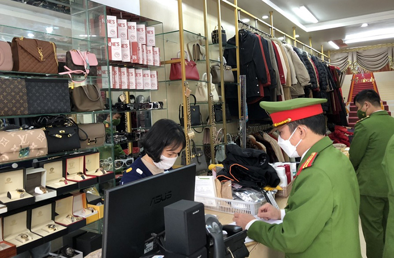 Phát hiện, xử lý các cửa hàng kinh doanh hàng hóa không rõ nguồn gốc