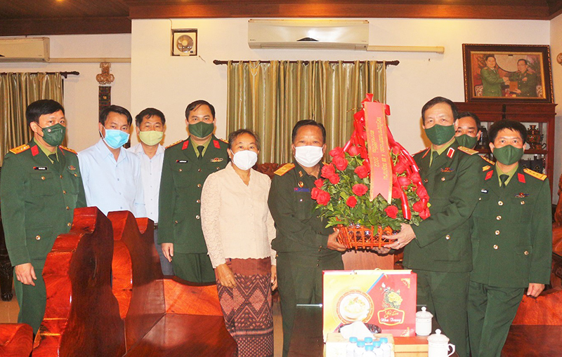 Bộ Tư lệnh Quân khu 4 thăm, chúc Tết cán bộ cấp cao Quân đội Lào