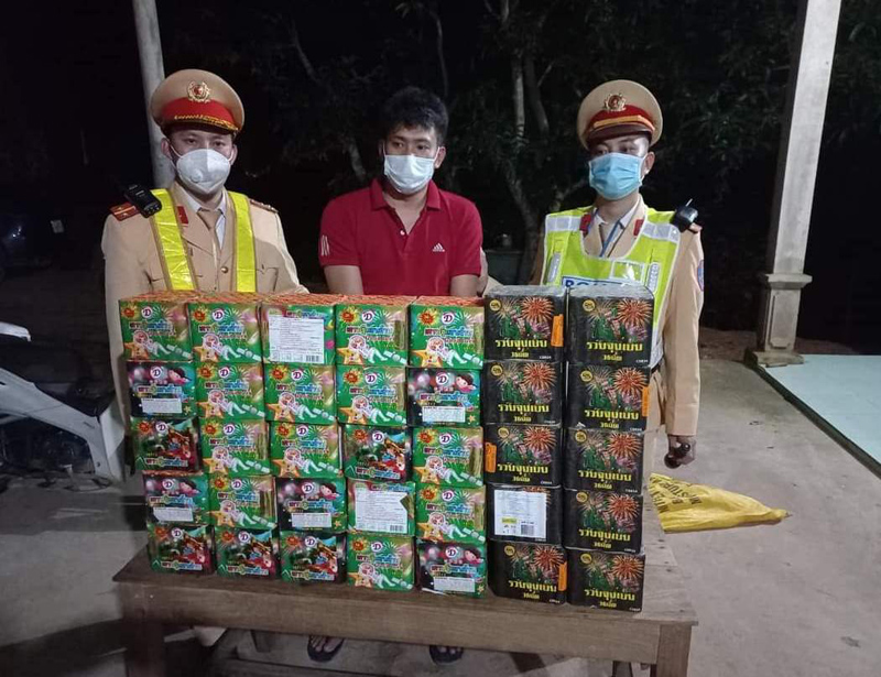 Bắt giữ đối tượng vận chuyển 70 kg pháo hoa nổ trái phép