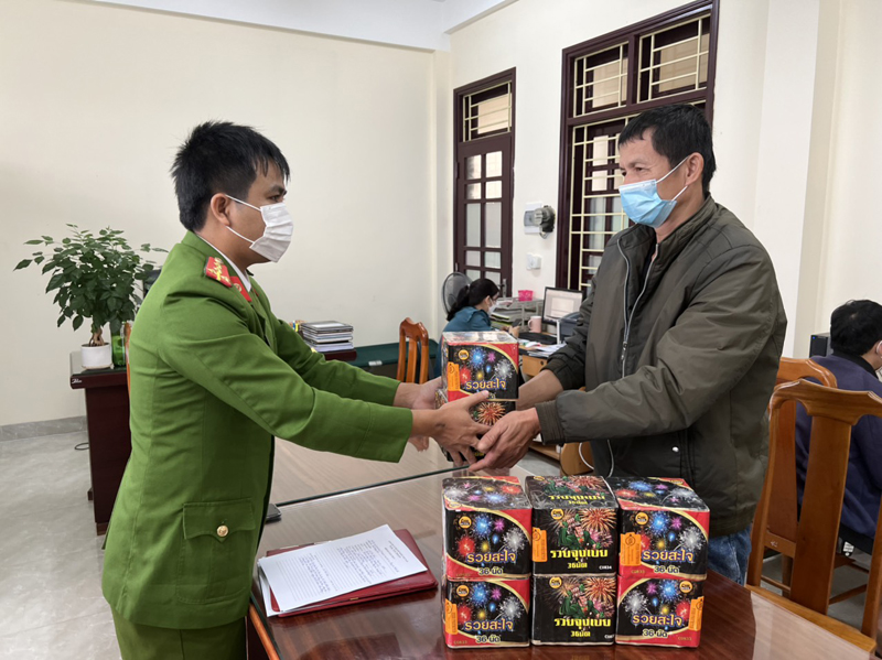 Vận động người dân giao nộp pháo