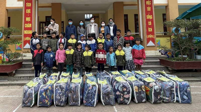 Tặng quà cho trẻ em có hoàn cảnh khó khăn