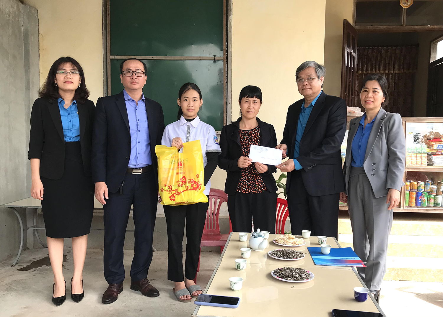 Trao tiền tiết kiệm cho gia đình đoàn viên công đoàn có hoàn cảnh khó khăn