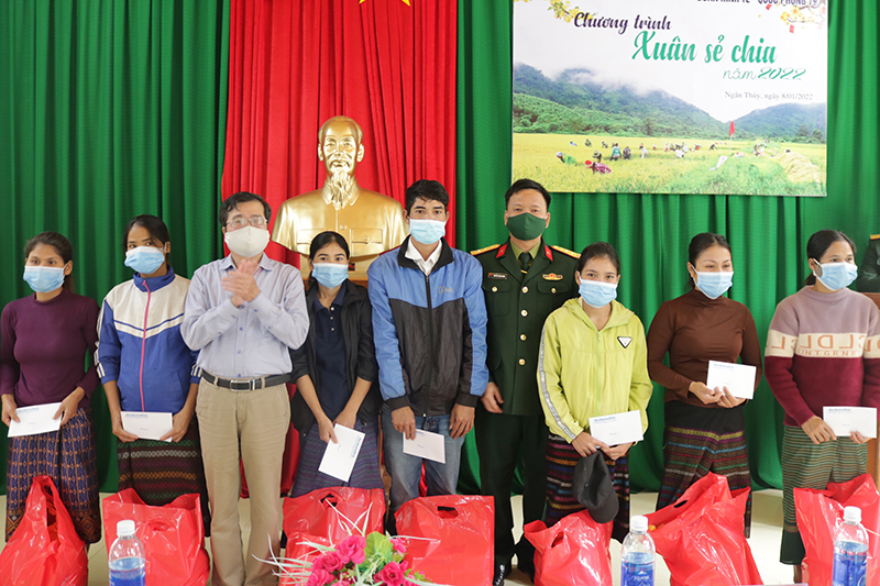 Trao quà cho các hộ gia đình công nhân khó khăn của Đoàn Kinh tế- Quốc phòng 79