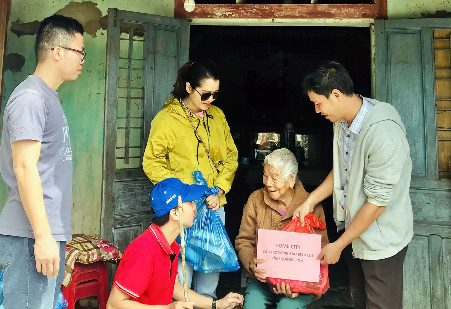 Tặng quà Tết cho người có công và hộ nghèo gần 25 tỷ đồng