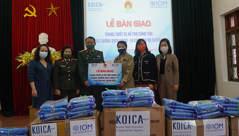 Bàn giao trang thiết bị hỗ trợ phòng, chống dịch Covid-19 cho lực lượng tuyến đầu