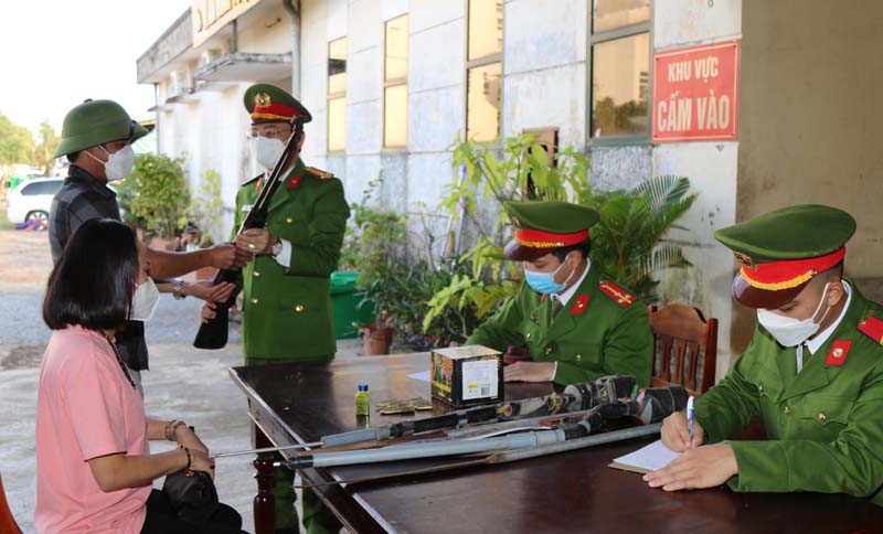 Vận động người dân tự nguyện giao nộp pháo, vũ khí, công cụ hỗ trợ