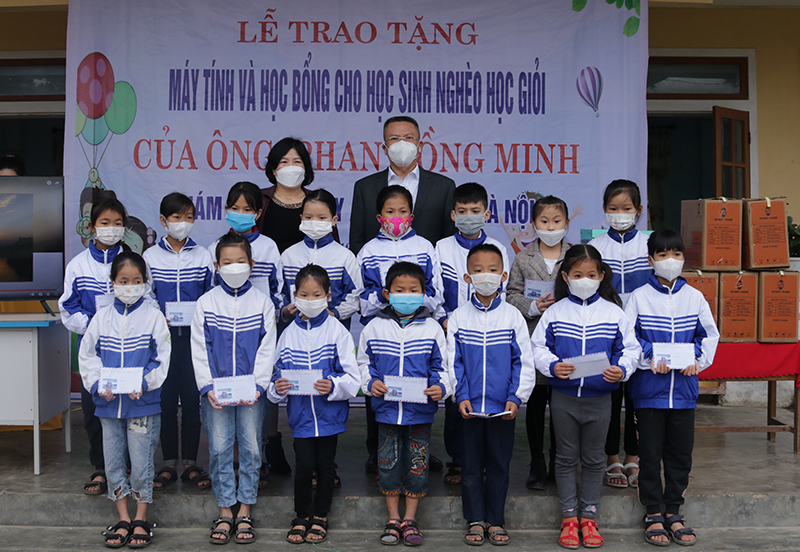Trao quà cho hộ nghèo, học sinh khó khăn tại huyện Bố Trạch