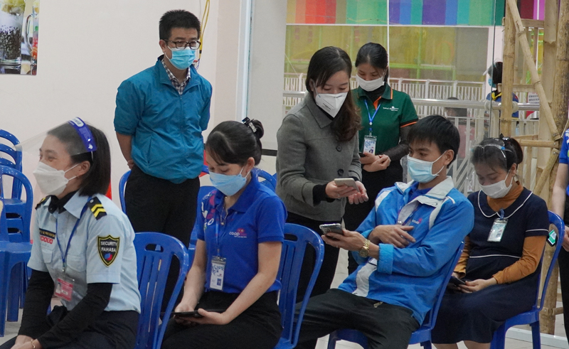 Lấy mẫu xét nghiệm sàng lọc SARS-CoV-2 tại một số địa điểm nguy cơ trên địa bàn tỉnh