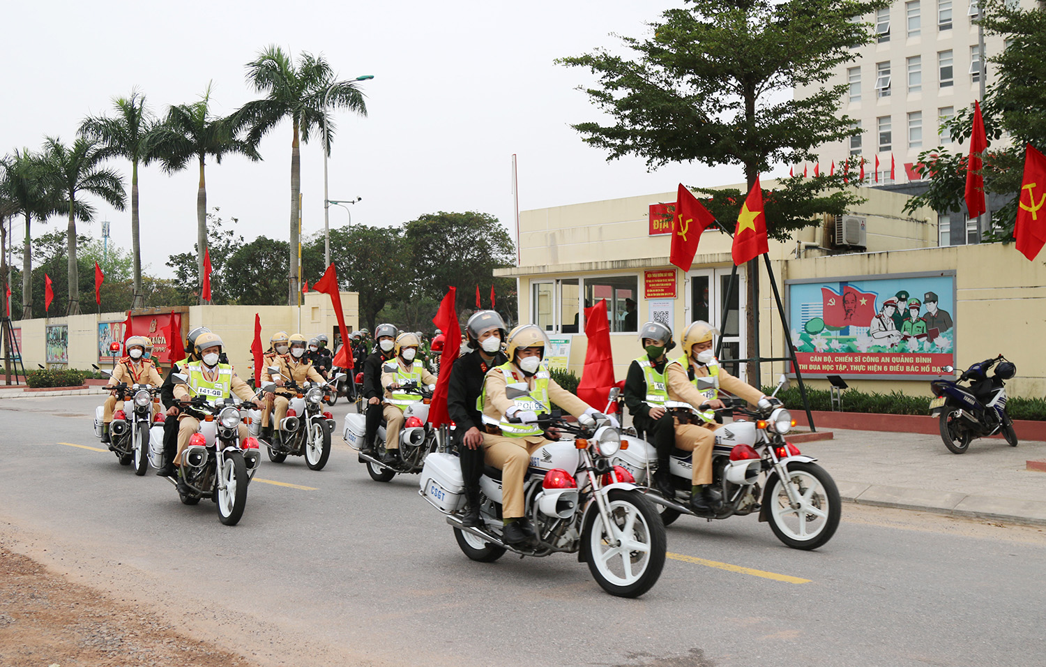 Xây dựng hình ảnh người Cảnh sát giao thông gắn bó với nhân dân