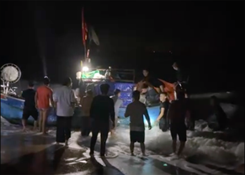 Giải cứu tàu cá ngư dân bị sóng đánh chìm