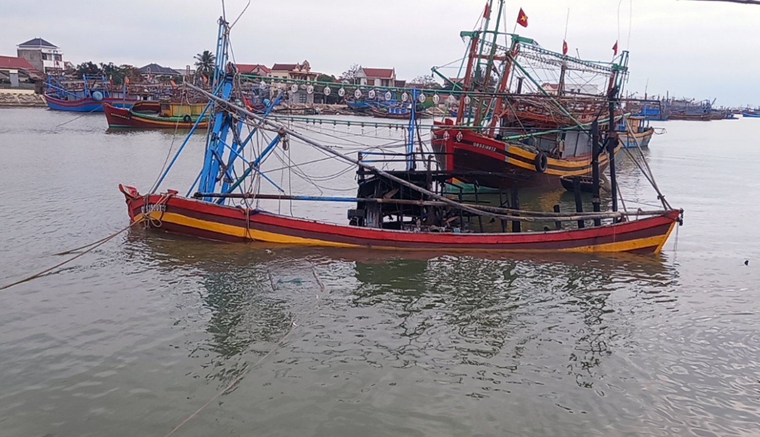 Một tàu cá bốc cháy trong đêm