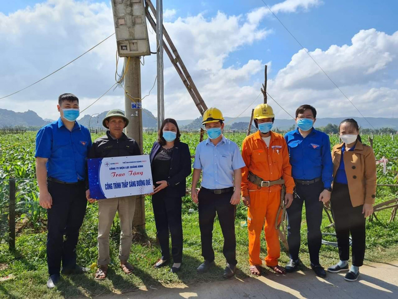 Thực hiện 2 công trình "Thắp sáng đường quê"