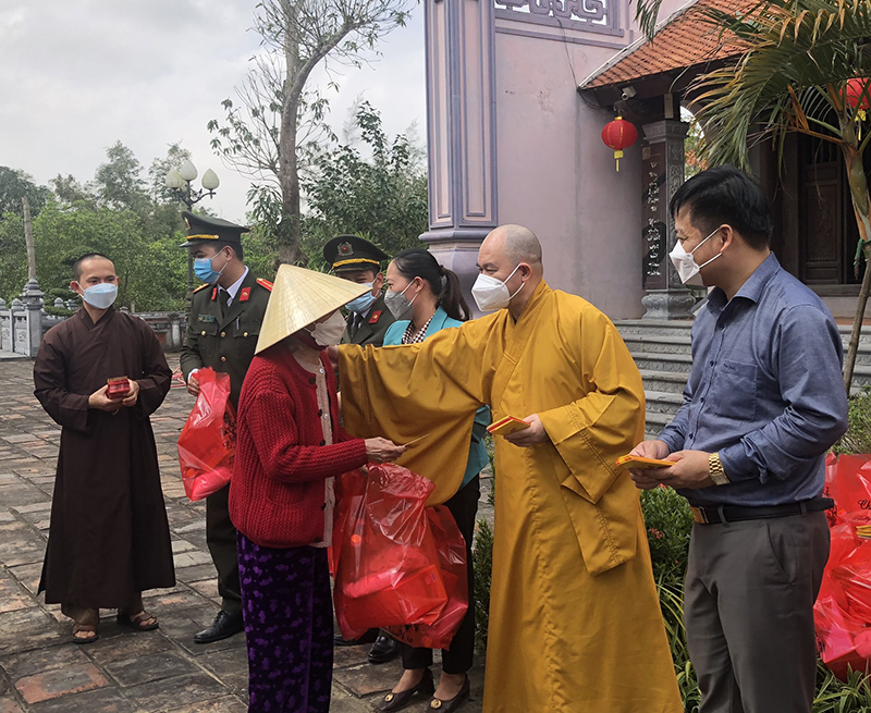 Trao tặng 300 suất quà Tết cho những gia đình khó khăn ở huyện Lệ Thủy