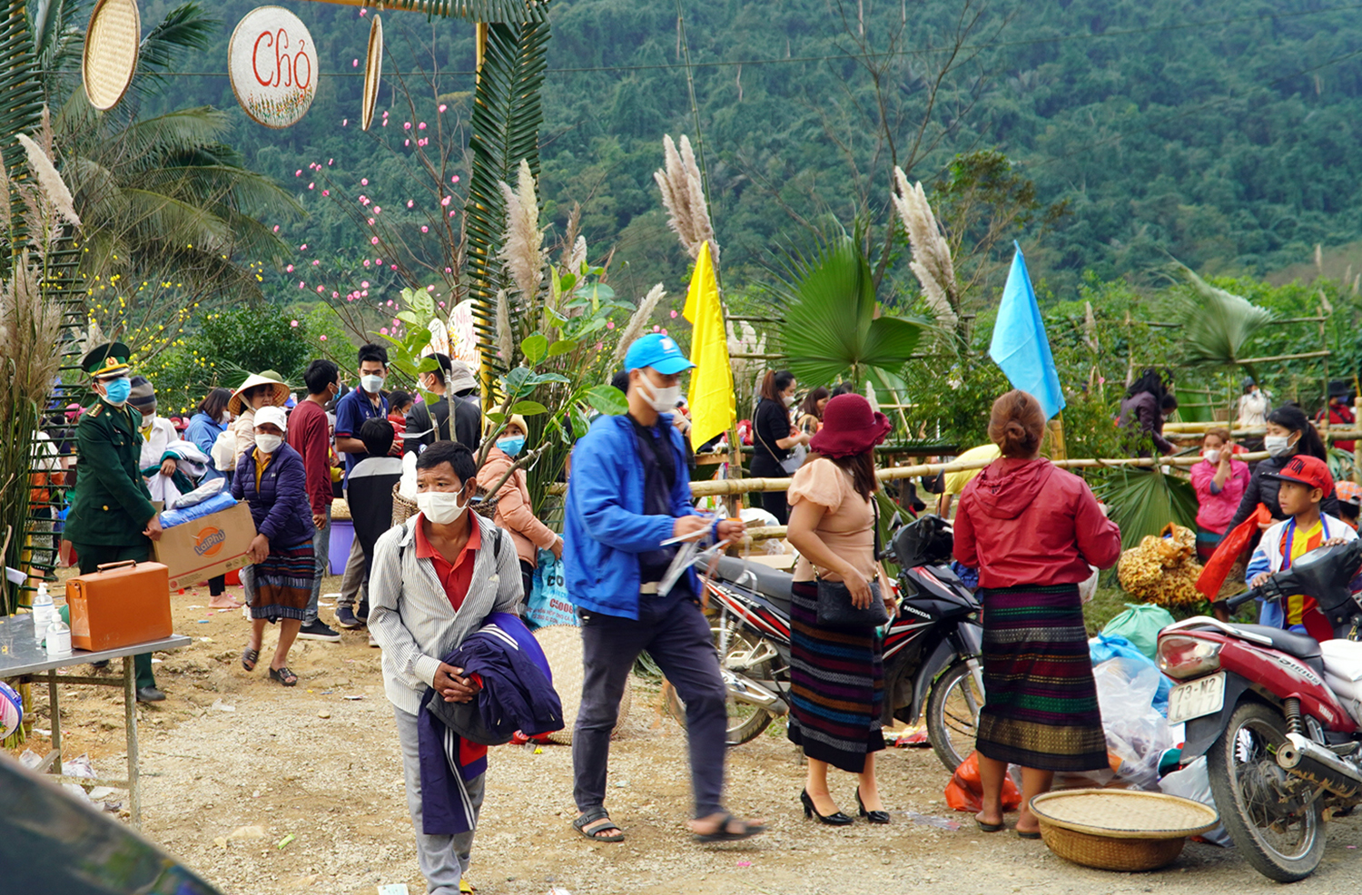 Mang xuân về bản