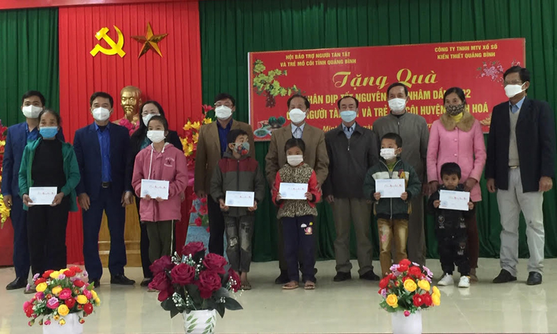 Trao quà Tết cho trẻ em mồ côi ở huyện Minh Hoá.