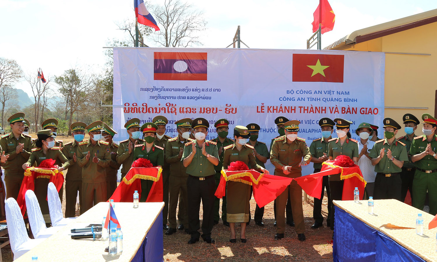 Công an Quảng Bình bàn giao 9 trụ sở làm việc tặng Công an tỉnh Khăm Muộn