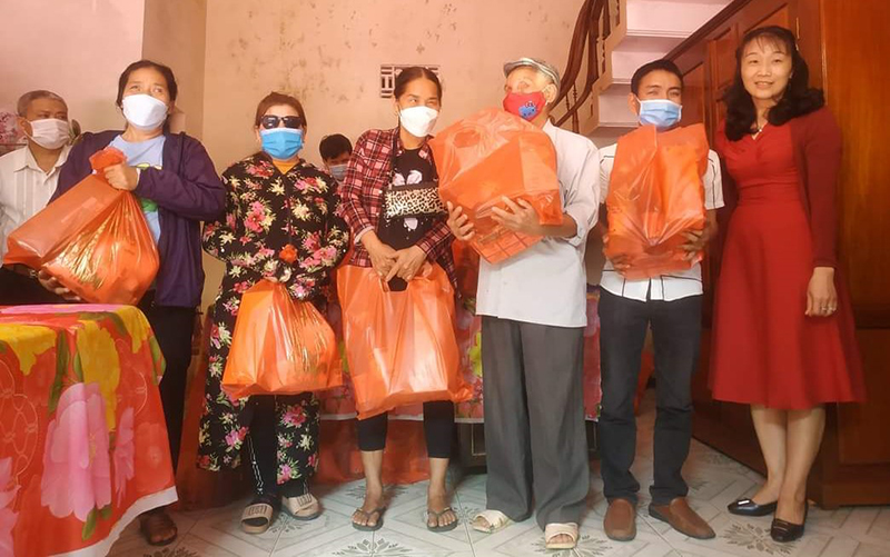 Trao quà Tết cho người mù huyện Lệ Thủy