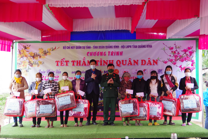 Bộ CHQS tỉnh phối hợp tổ chức chương trình "Tết thắm tình quân dân"