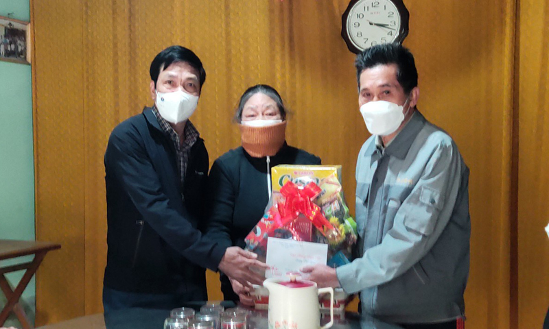 Các đồng chí lãnh đạo tỉnh thăm, chúc Tết gia đình chính sách và nguyên lãnh đạo tỉnh
