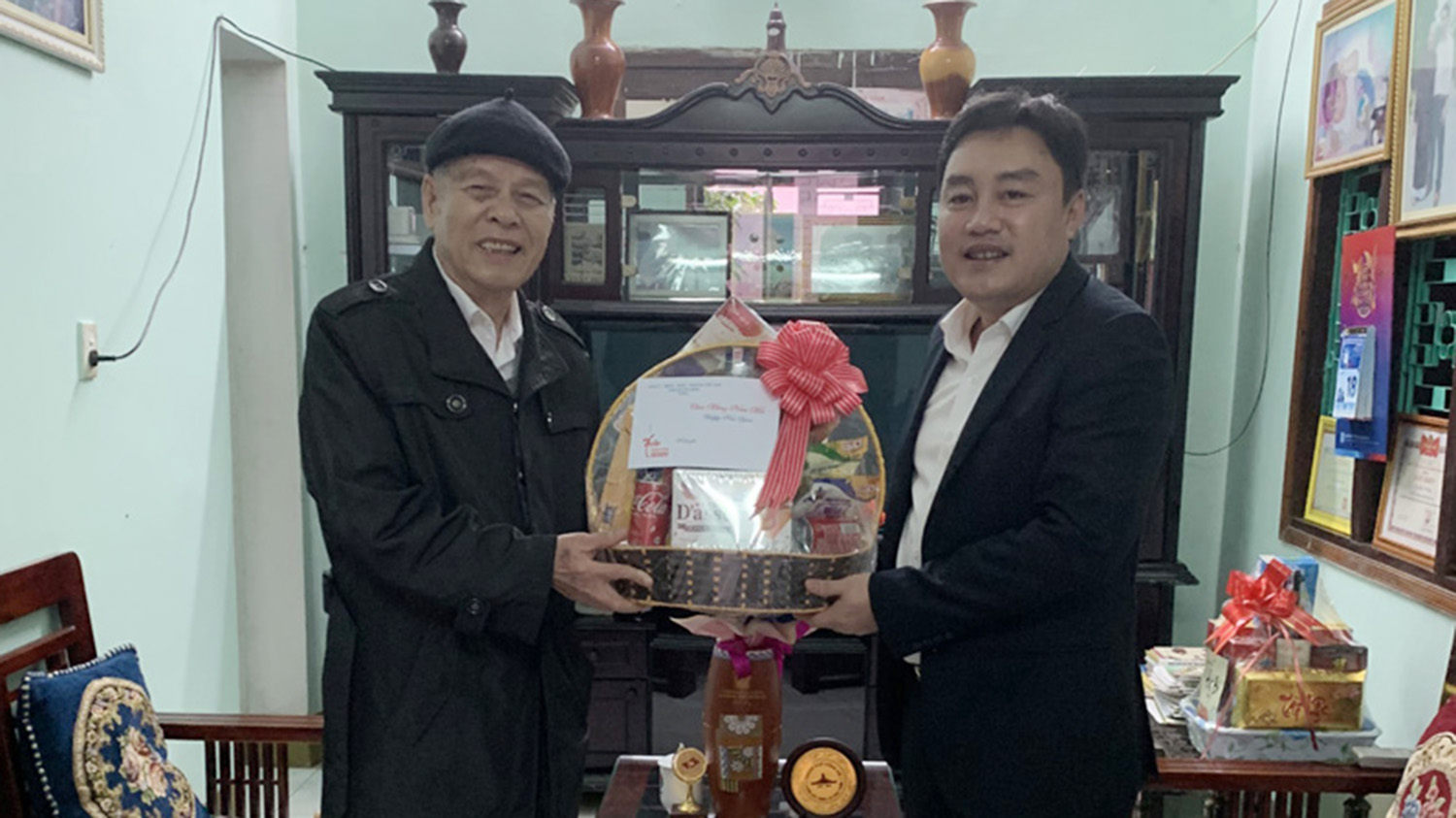 Đồng chí Chủ nhiệm Ủy ban Kiểm tra Tỉnh ủy chúc Tết các đồng chí nguyên lãnh đạo tỉnh