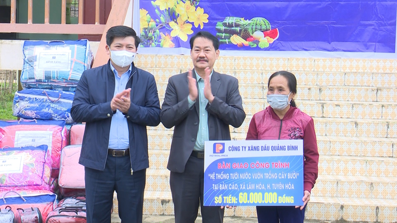 Tặng quà cho đồng bào dân tộc khó khăn tại xã Lâm Hóa