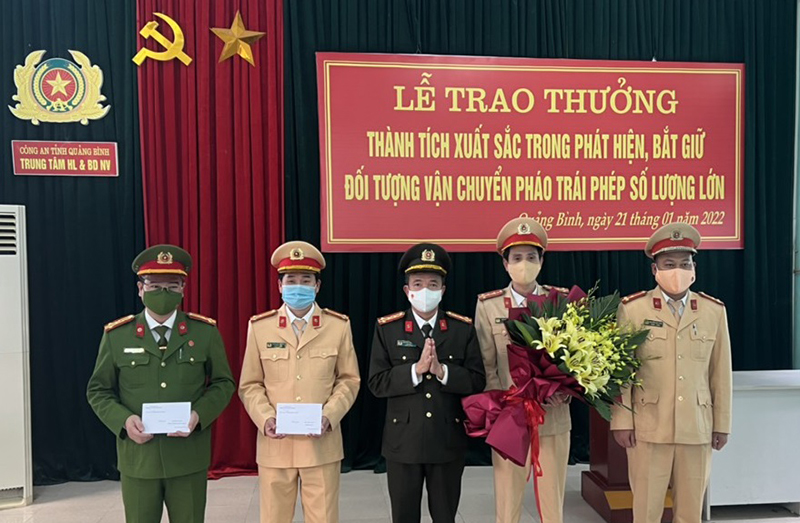 Khen thưởng đột xuất lực lượng bắt vụ vận chuyển 137 kg pháo hoa nổ