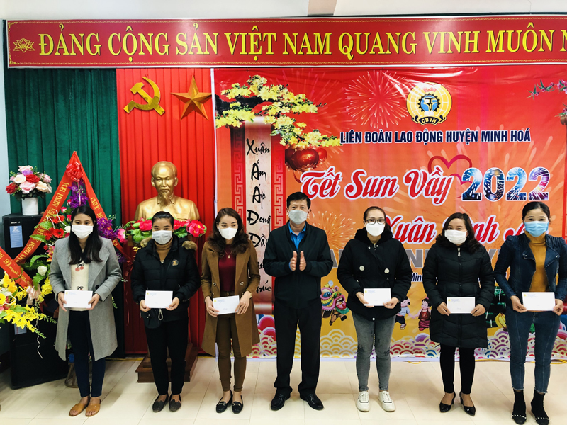Trao trên 100 suất quà Tết cho đoàn viên, lao động nghèo