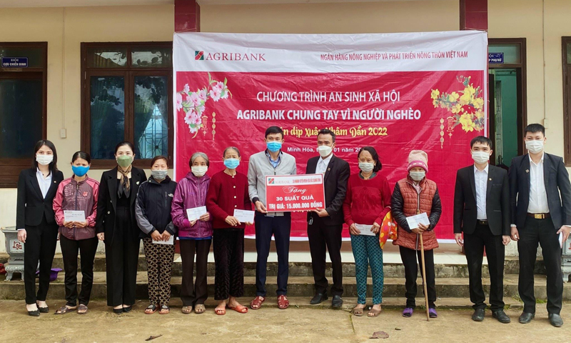 Trao 140 suất quà Tết cho phụ nữ nghèo