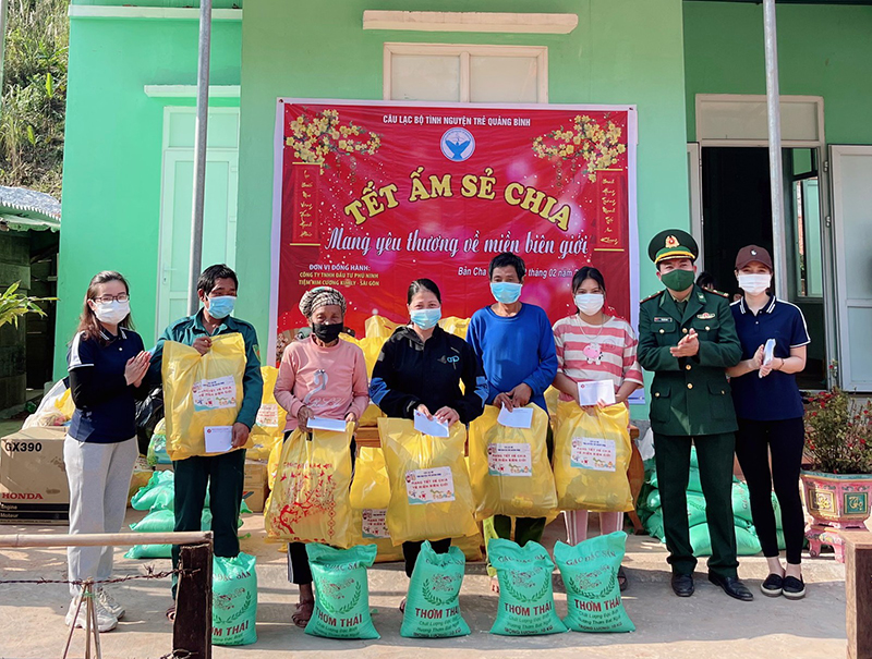 Thực hiện "Tết ấm sẻ chia, mang yêu thương về vùng biên giới"