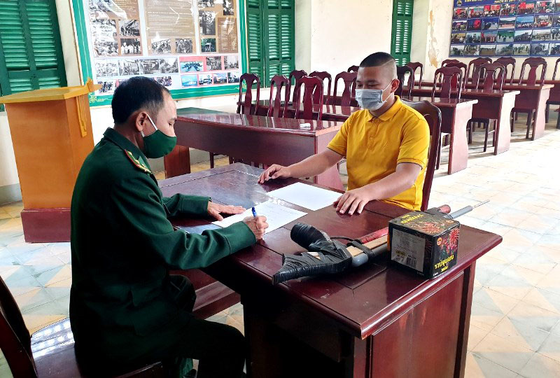 Đồn Biên phòng Roòn vận động người dân giao nộp vũ khí, vật liệu nổ