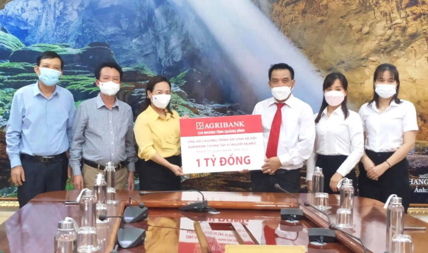Tiếp nhận ủng hộ 1 tỷ đồng thực hiện chương trình "Agribank chung tay vì người nghèo"