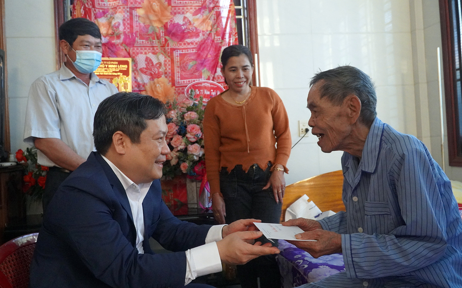 Đồng chí Bí thư Tỉnh ủy thăm đảng viên lão thành và Đồn Biên phòng Nhật Lệ