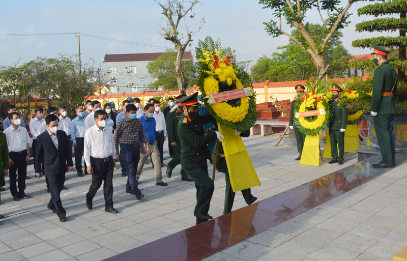 TP. Đồng Hới: Dâng hoa, dâng hương tưởng niệm Bác Hồ và các Anh hùng Liệt sỹ