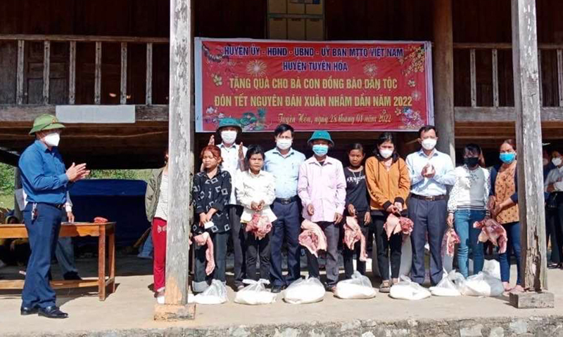 Tặng trên 820 suất quà Tết cho đồng bào dân tộc thiểu số