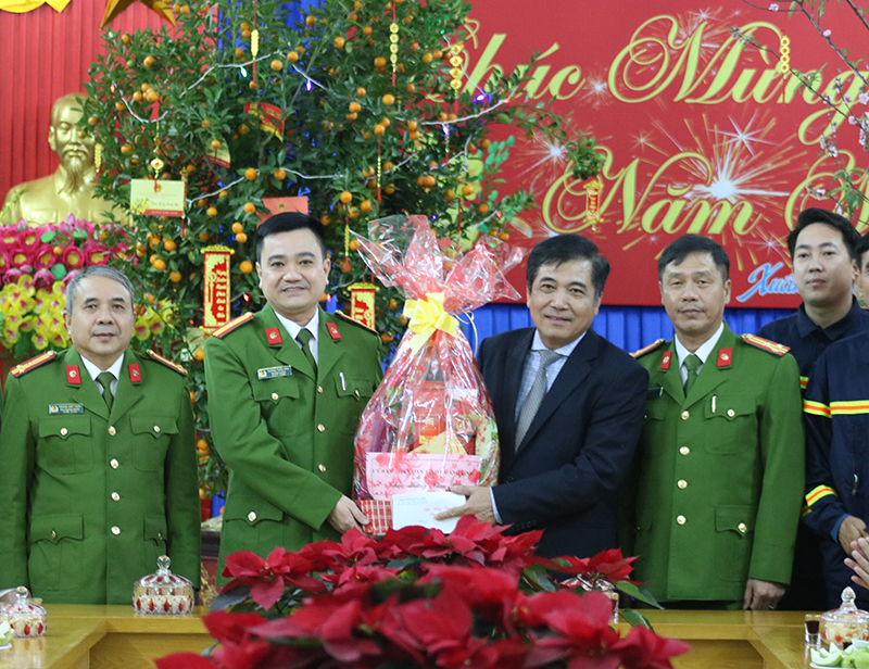 Đồng chí Phó Chủ tịch Thường trực UBND tỉnh thăm, chúc Tết các đơn vị làm nhiệm vụ trực đêm giao thừa