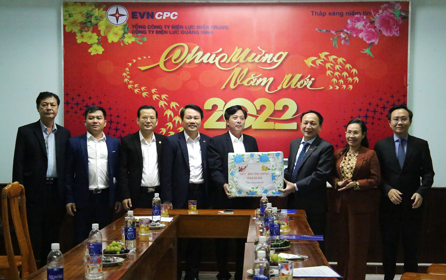 Đồng chí Phó Bí thư Thường trực Tỉnh ủy thăm, động viên một số đơn vị làm nhiệm vụ trong đêm giao thừa