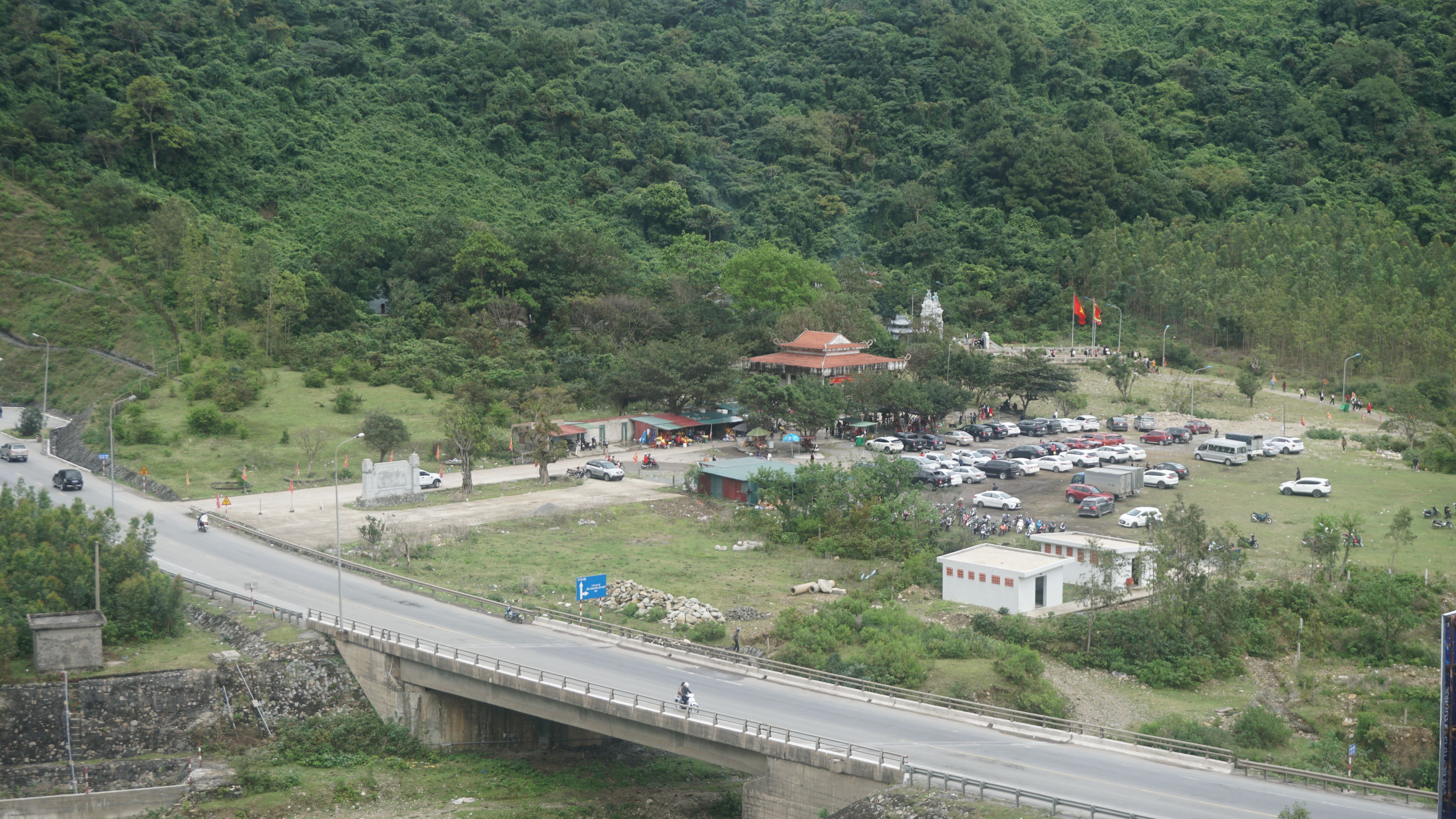 Đầu năm người dân du xuân, viếng đền Thánh Mẫu Liễu Hạnh