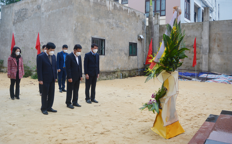 Dâng hoa tại Bia di tích "Chi bộ phố"