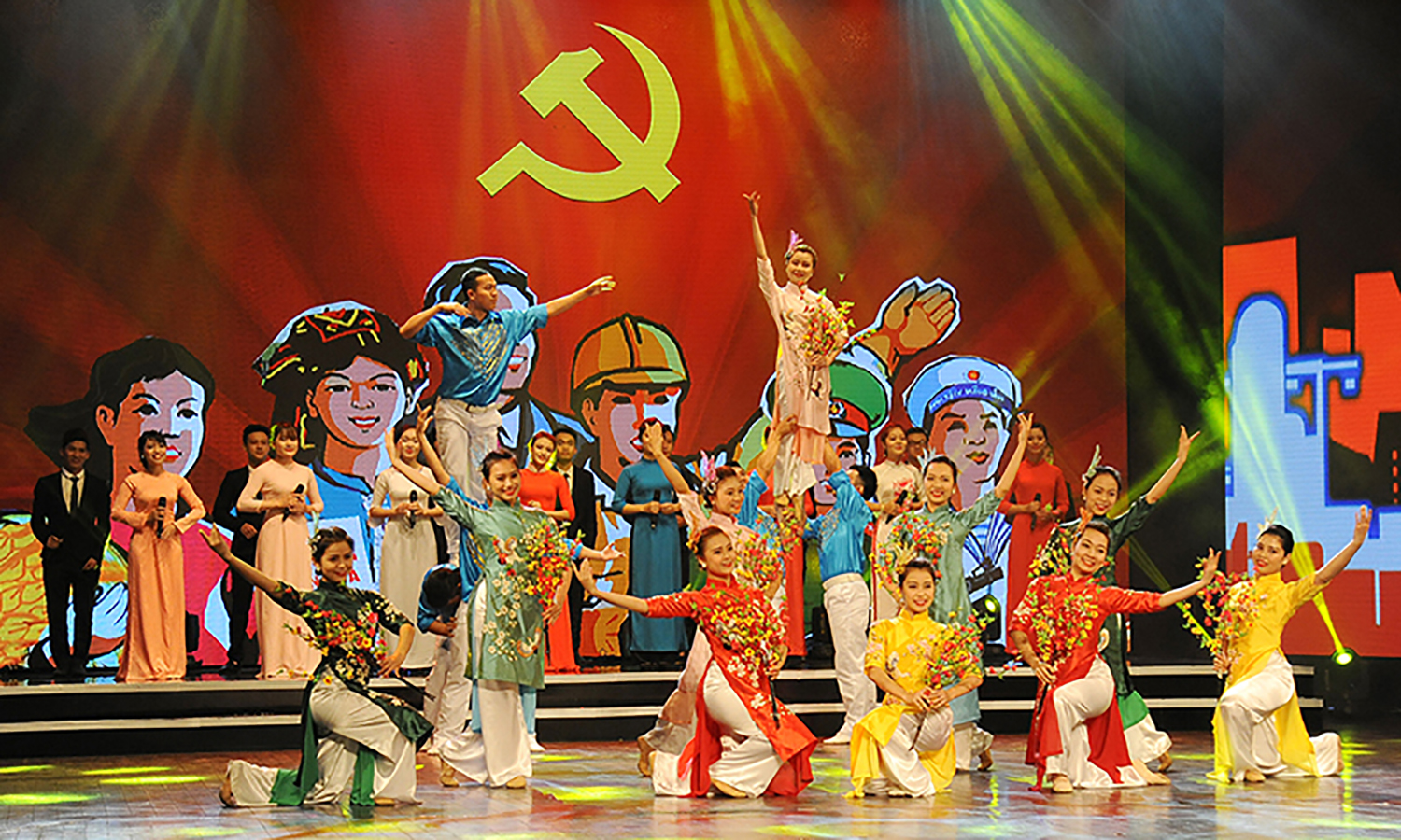 Tự hào Đảng quang vinh, vững mạnh toàn diện