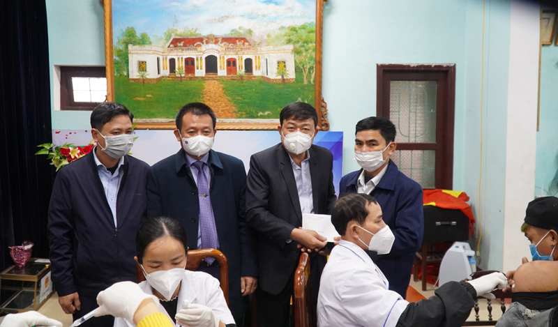 Kiểm tra công tác tiêm vắc-xin phòng Covid-19 xuyên Tết cho người dân